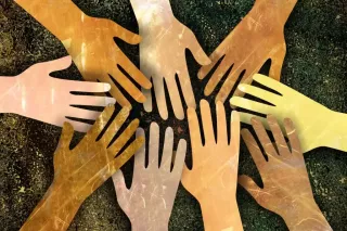 Diversiteit en inclusie - handen in verschillende kleuren